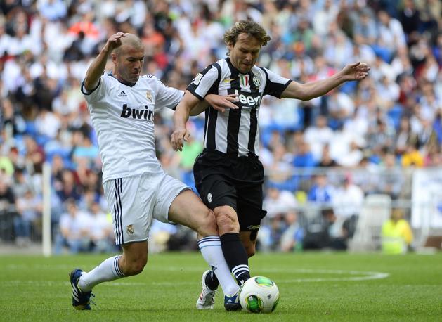 Scontro tra big che hanno fatto la storia della Juventus: Zidane e Pavel Nedved. Afp